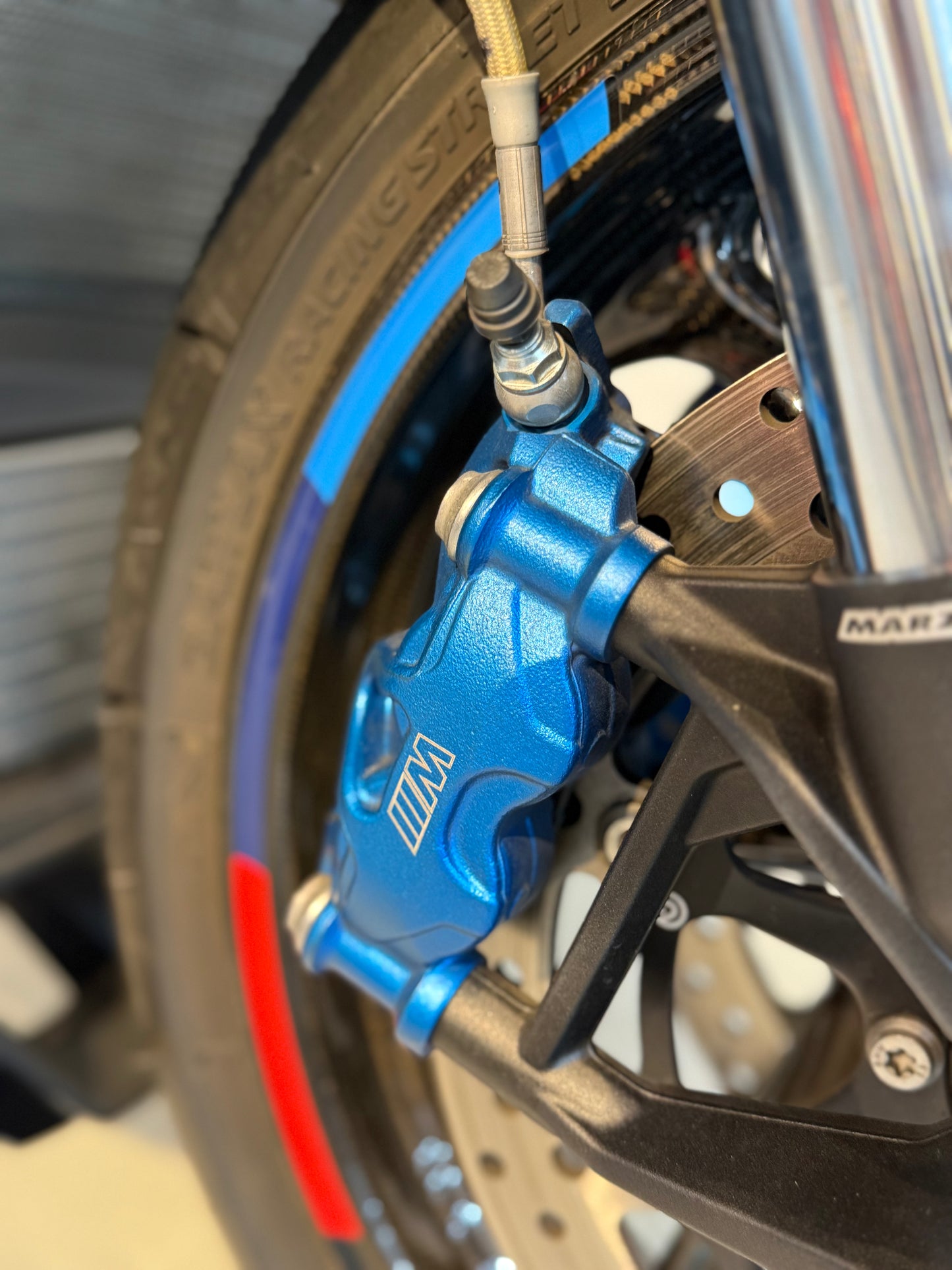 2025 BMW M1000R